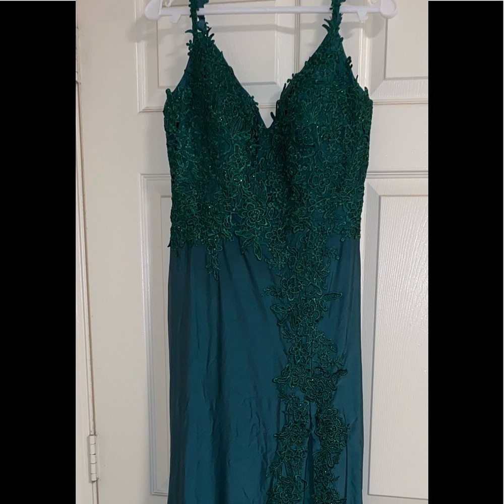 Medium Emerald Green Prom Dress w Flower/Rhinestone Design, Slit on Thigh